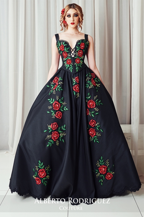 vestido de XV años con bordado de rosas rojas
